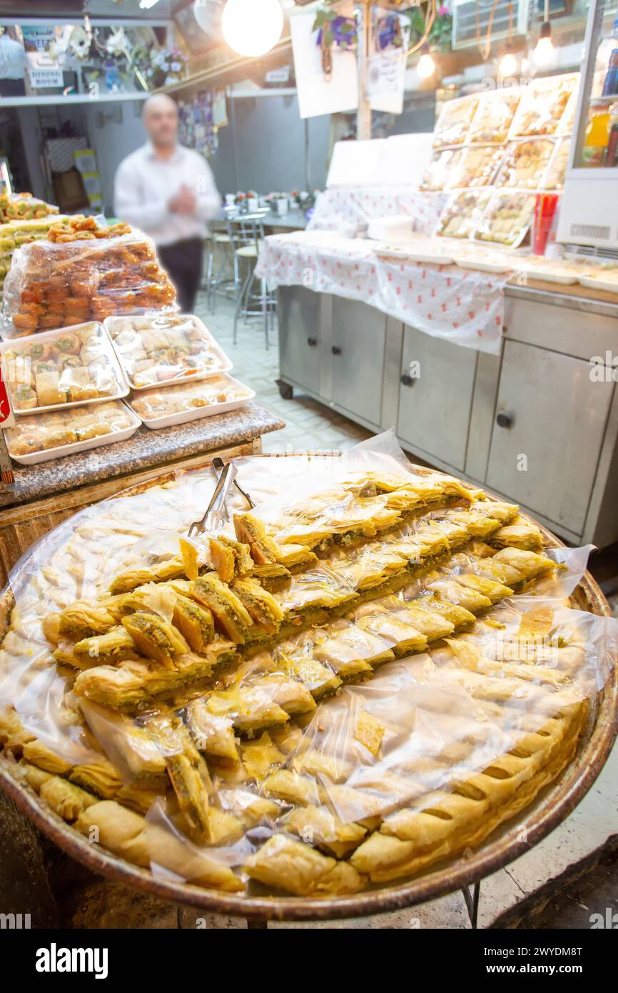 Baklava und andere Süßigkeiten in der Altstadt von Jerusalem. Verkäufer im Fernabsatz. Abend im muslimischen Viertel in der Festung Stockfoto
