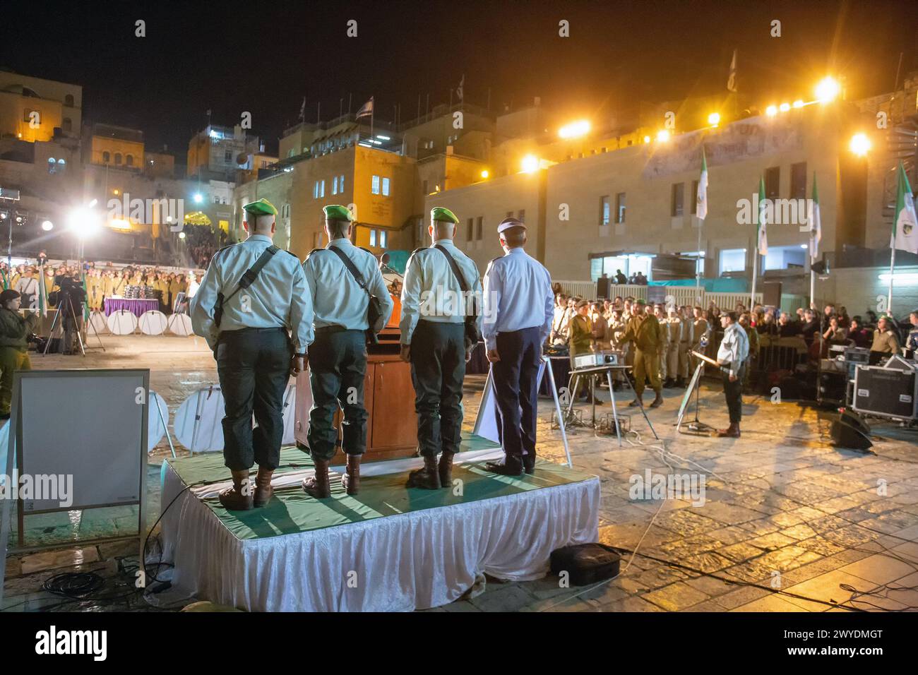 12-25-2014 Jerusalem ISR leistet thу auf dem Platz in der Nähe der Westmauer einen Eid von Rekruten der Isrtaeli-Armee (Tsahal). Es gibt Rückseiten von 4 Stockfoto