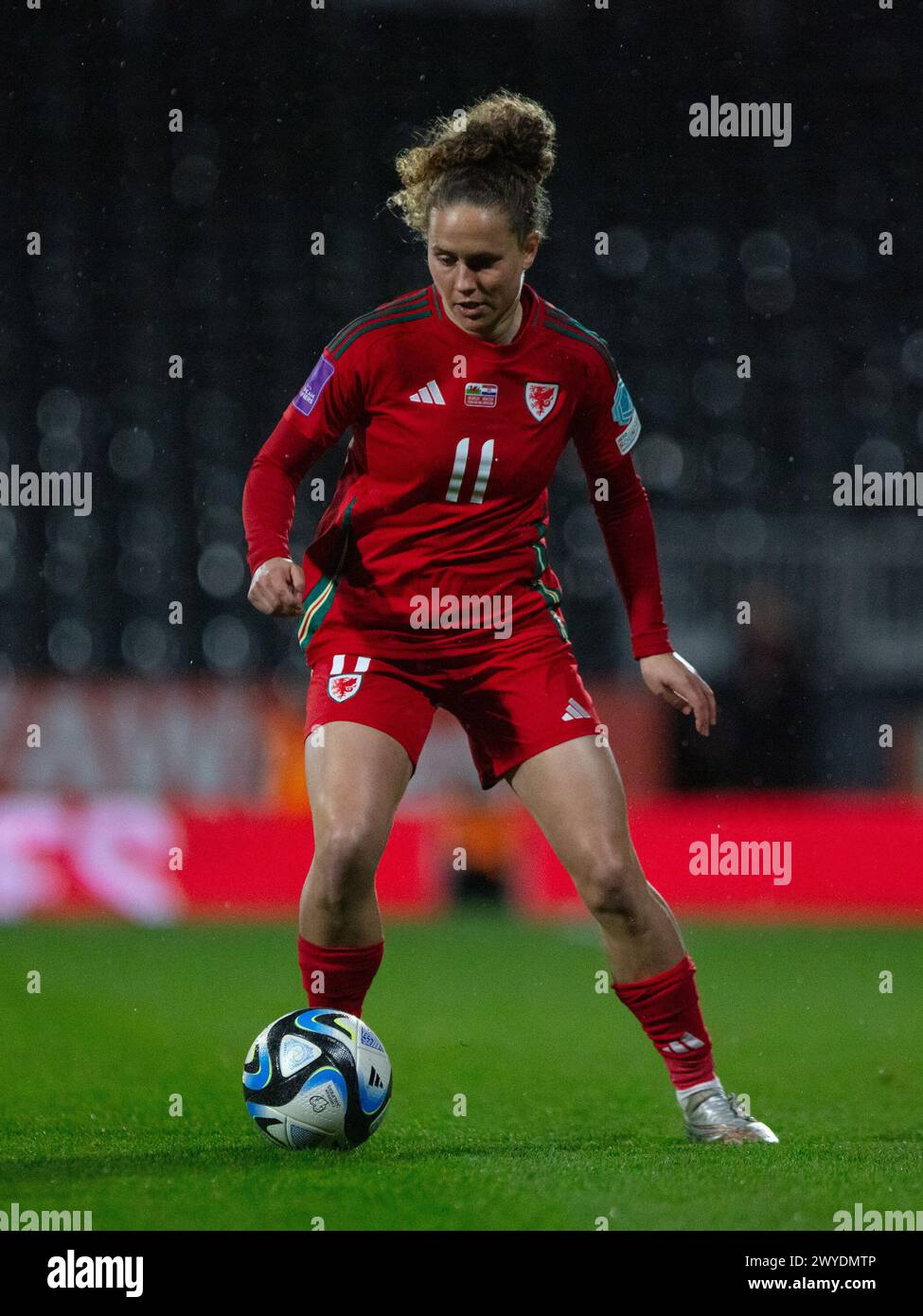 Stok CAE Ras Stadium, Großbritannien. April 2024. Lois Joel (11) Mittelfeldspieler für Wales während der Qualifikation zur UEFA Frauen-Europameisterschaft zwischen Wales und Kroatien im Stok CAE Ras Stadium, Wrexham am 5. April 2024 | Foto: Jayde Chamberlain/SPP. Jayde Chamberlain/SPP (Jayde Chamberlain/SPP) Credit: SPP Sport Press Photo. /Alamy Live News Stockfoto