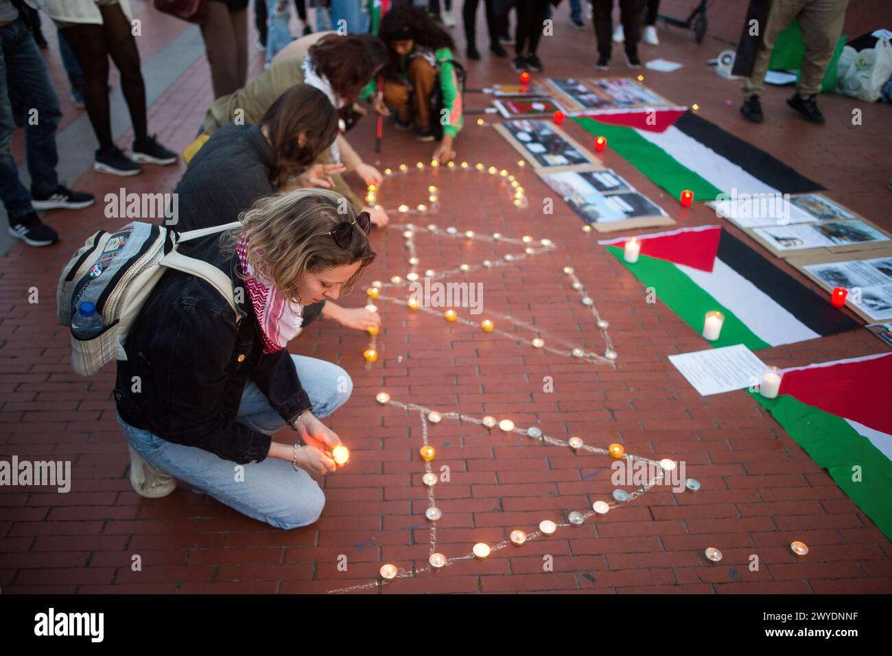 Malaga, Spanien. April 2024. Demonstranten zünden Kerzen während einer Hommage an das palästinensische Volk auf dem Plaza de la Marina. Dutzende von Menschen nehmen an einer Solidaritätsdemonstration zu Ehren der Palästinenser Teil, die von israelischen Truppen im Gaza-Israel-Krieg getötet wurden, auf dem Plaza de la Marina Platz. Quelle: SOPA Images Limited/Alamy Live News Stockfoto