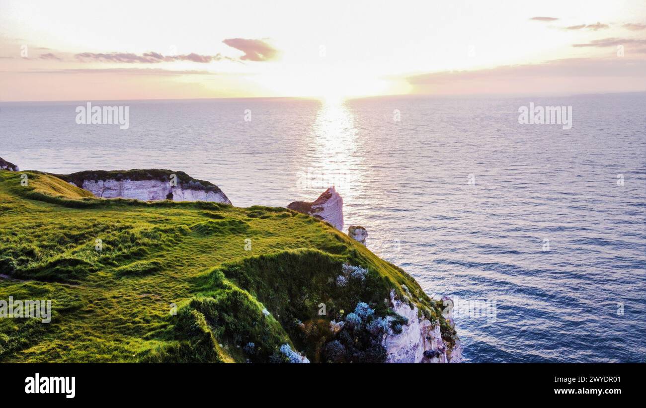 Fantastische Aussicht auf den Sonnenuntergang von den Klippen an der normandischen Küste (Etretat, Saint-Martin-Aux-Buneaux, Saint-Pierre-en-Port, Fecamp, Yport). Pinksky von Sonnenuntergang i Stockfoto