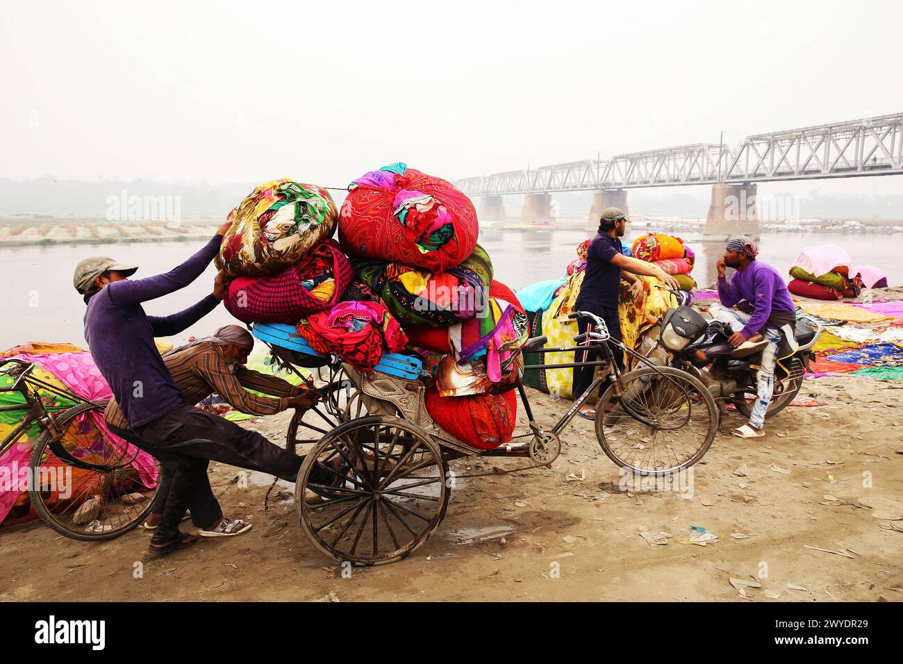 14.02.2019 Agra BEIM Verladen einer gewaschenen Wäsche auf einem großen Fahrrad auf dem Jamna Fluss in Agra (Muskelwaschen - Armut in der indischen Wahrzeichen Stadt Taj-Maha Stockfoto