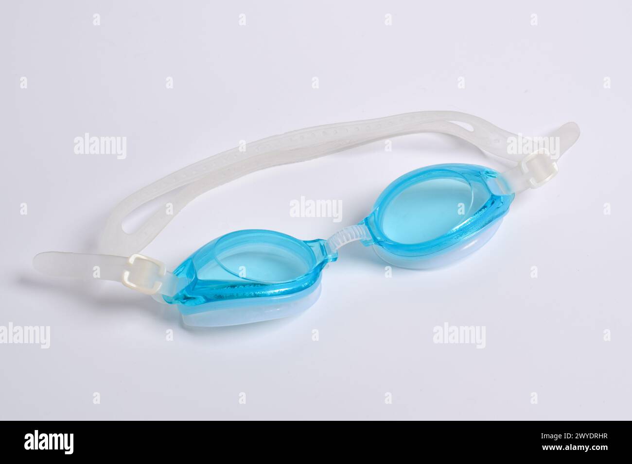Blaue Schutzbrille zum Schwimmen auf weißem Hintergrund Stockfoto