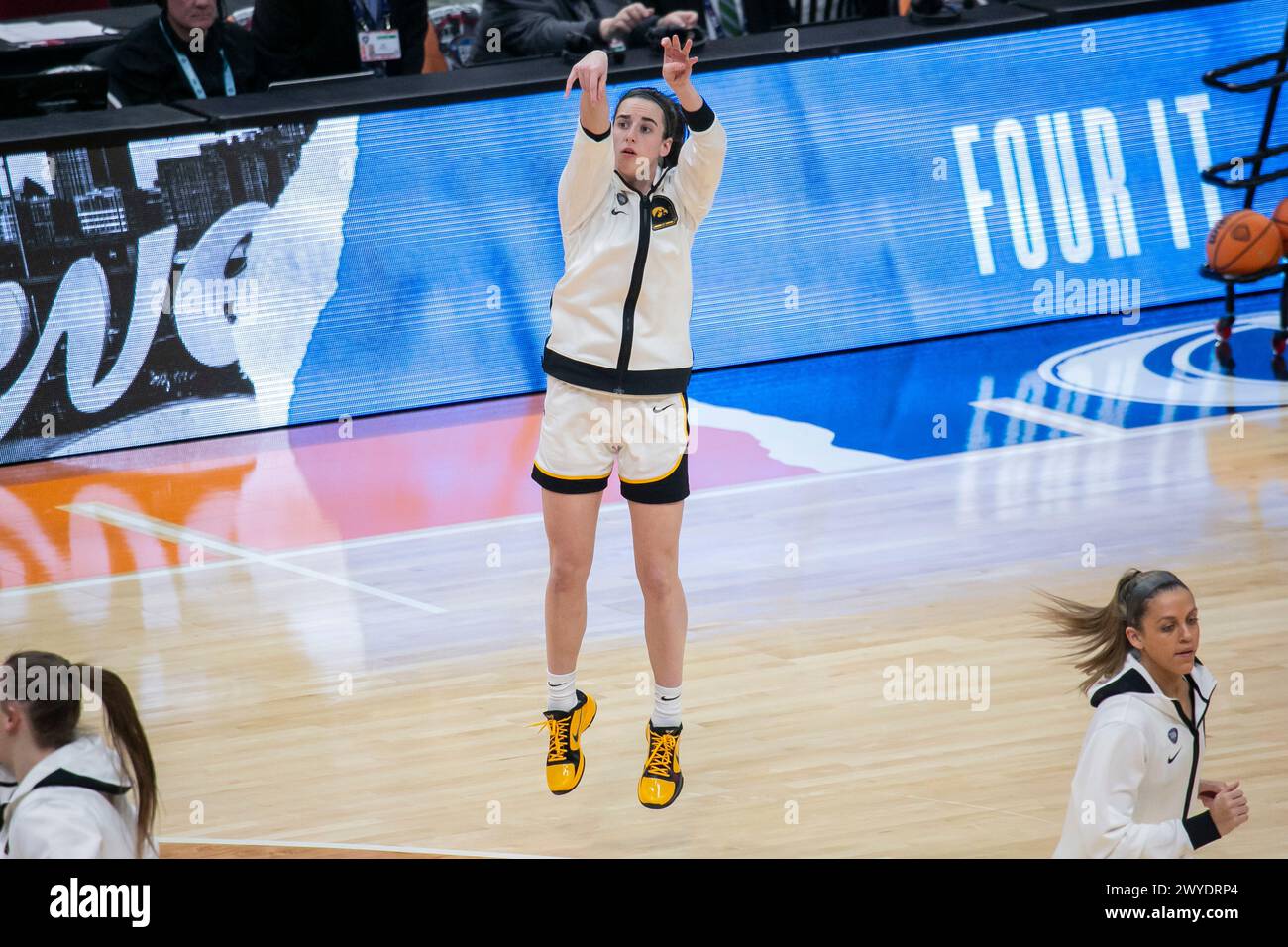 Cleveland, Ohio, USA. April 2024. Caitlin Clark #22 der Iowa Hawkeyes wärmt vor dem Halbfinalspiel 2 des NCAA Women’s Final Four Turniers in Cleveland, Ohio. (Kindell Buchanan/Alamy Live News) Stockfoto