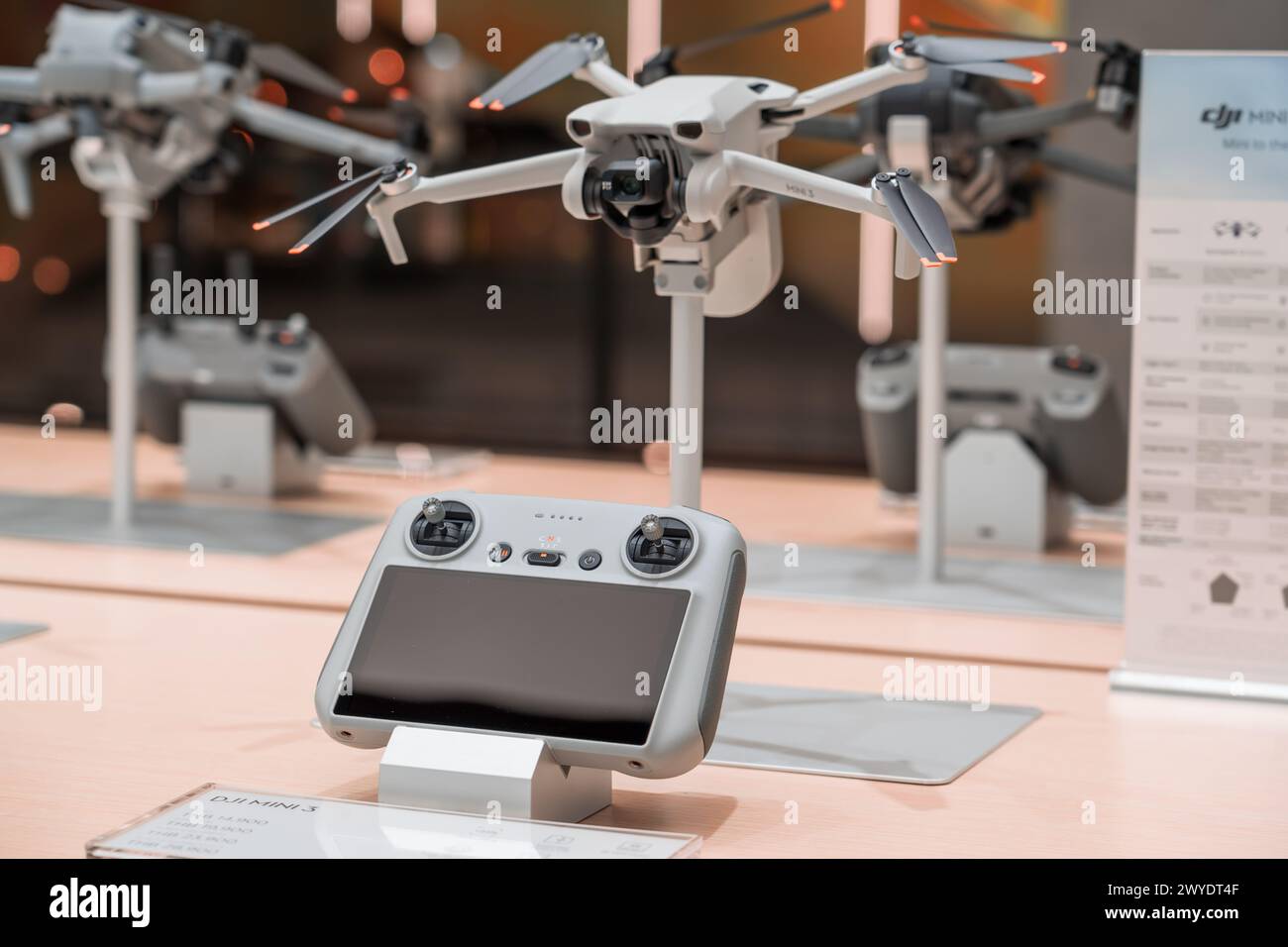 DJI Mavic Mini 3 Combo rc 2 im Ausstellungsraum. Thailand, Bangkok, 14. märz 2024. Stockfoto