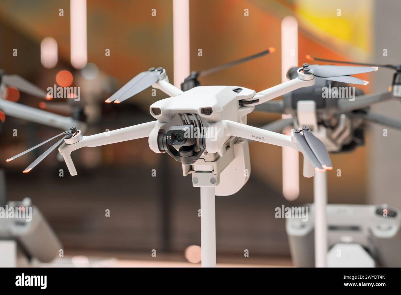 DJI Mavic Mini 3 im Ausstellungsraum. Thailand, Bangkok, 14. märz 2024. Stockfoto