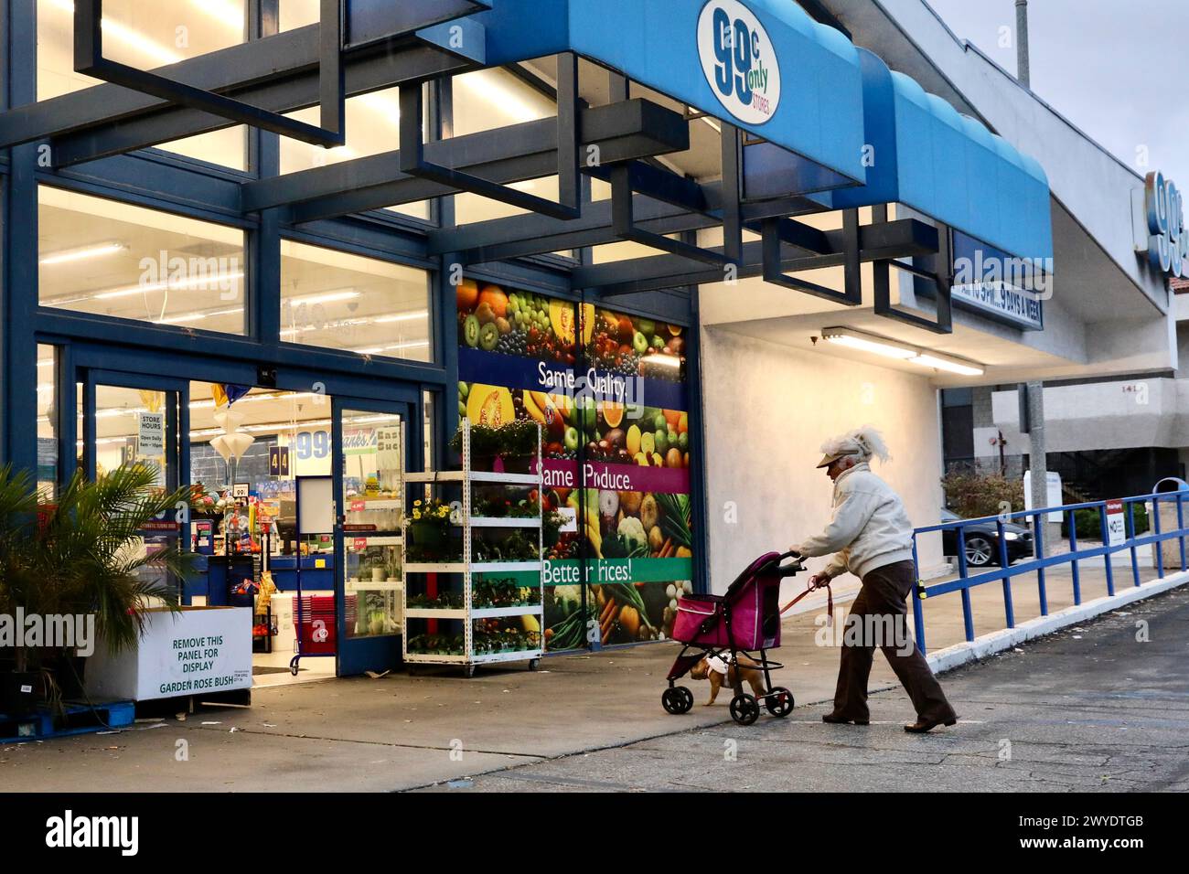 Peking, China. April 2024. Ein Käufer kommt am 4. April 2024 in ein 99-Cent-Geschäft in Arcadia, Los Angeles, USA. 99 Cent Only Stores, eine der führenden Extremwerthandelsketten in den Vereinigten Staaten, kündigte am Donnerstag die Pläne an, alle 371 Stores des Unternehmens zu schließen und nach mehr als vier Jahrzehnten eine geordnete Abwicklung des Geschäftsbetriebs einzuleiten. Quelle: Xinhua/Alamy Live News Stockfoto