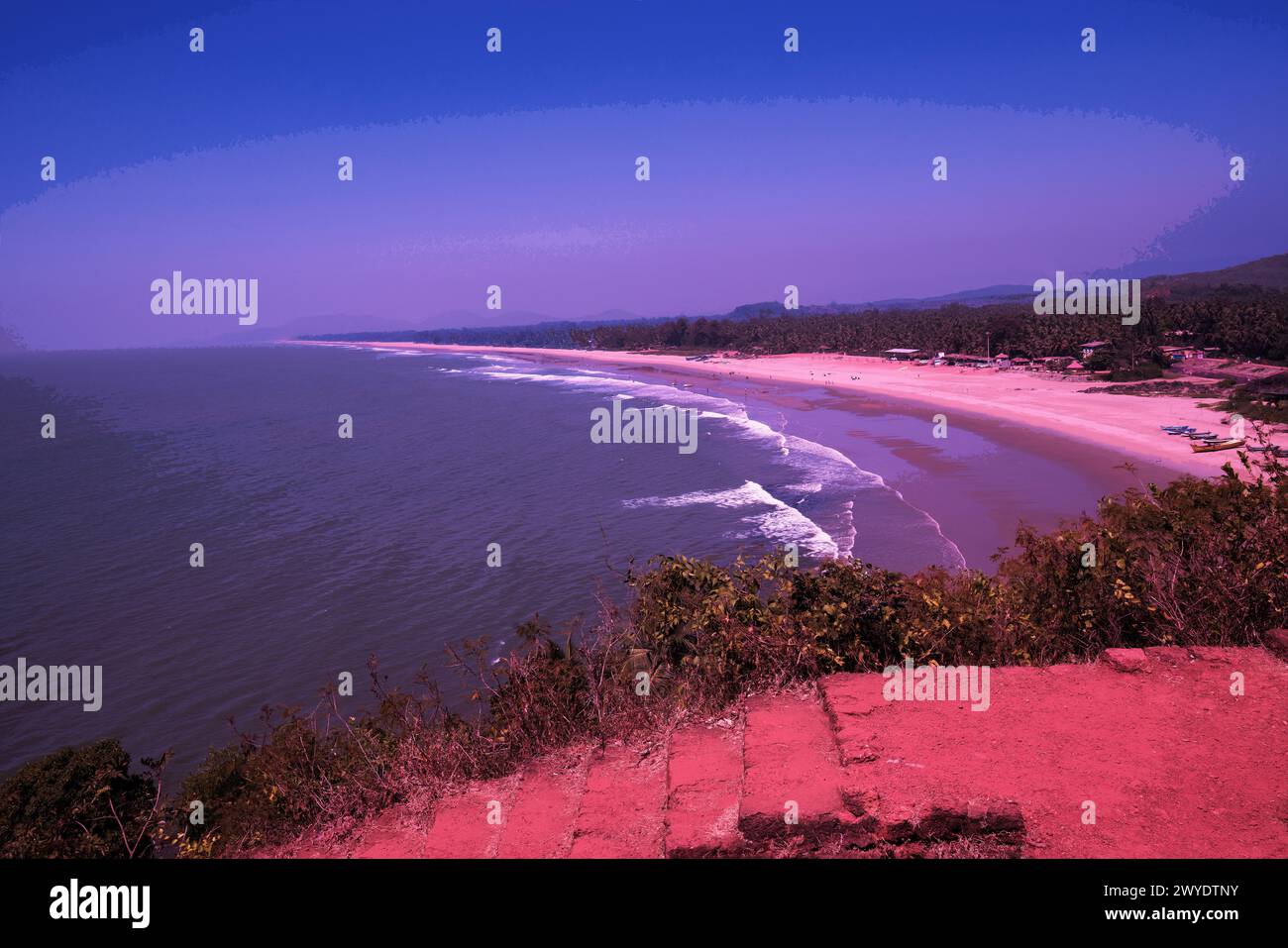 Blickpunkt der Drohne in karnataka am fantastischen Strand (vielleicht Gokarna oder die Stadt in kerala oder Goa). Fischerboote an der Küste (Strand). Gefiltert. Stockfoto