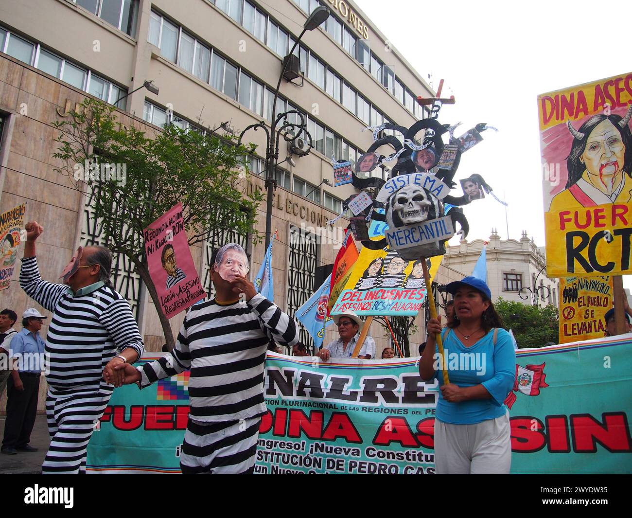 Lima, Peru. April 2024. Anlässlich des 32. Jahrestages der Selbstgolpe Alberto Fujimori, am 5. April 1992, nehmen Hunderte die Straße ein, um gegen die gegenwärtige Regierung von Dina Boluarte und ihre implizite Allianz mit Fujimori-Anhängern zu protestieren. Die Staatsanwaltschaft durchsuchte vor kurzem Boluartes Haus und ihre Büros im Regierungspalast auf der Suche nach Uhren und Schmuck, die sie öffentlich ausgestellt hat und die sie kaum rechtfertigen würde. Quelle: Fotoholica Presseagentur/Alamy Live News Stockfoto