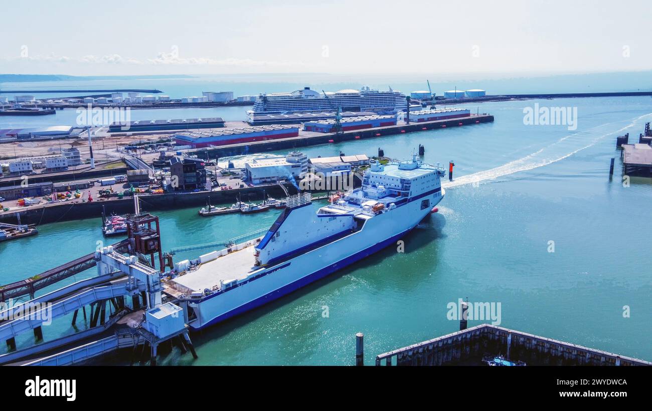 Passagierschiffe im Hafen von Le Havre: Fähre (vielleicht) nach Großbritannien (vielleicht mit Autos) und in der Ferne Kreuzfahrtschiff von Hamburg (Deutsche laufen zu Fuß) Stockfoto
