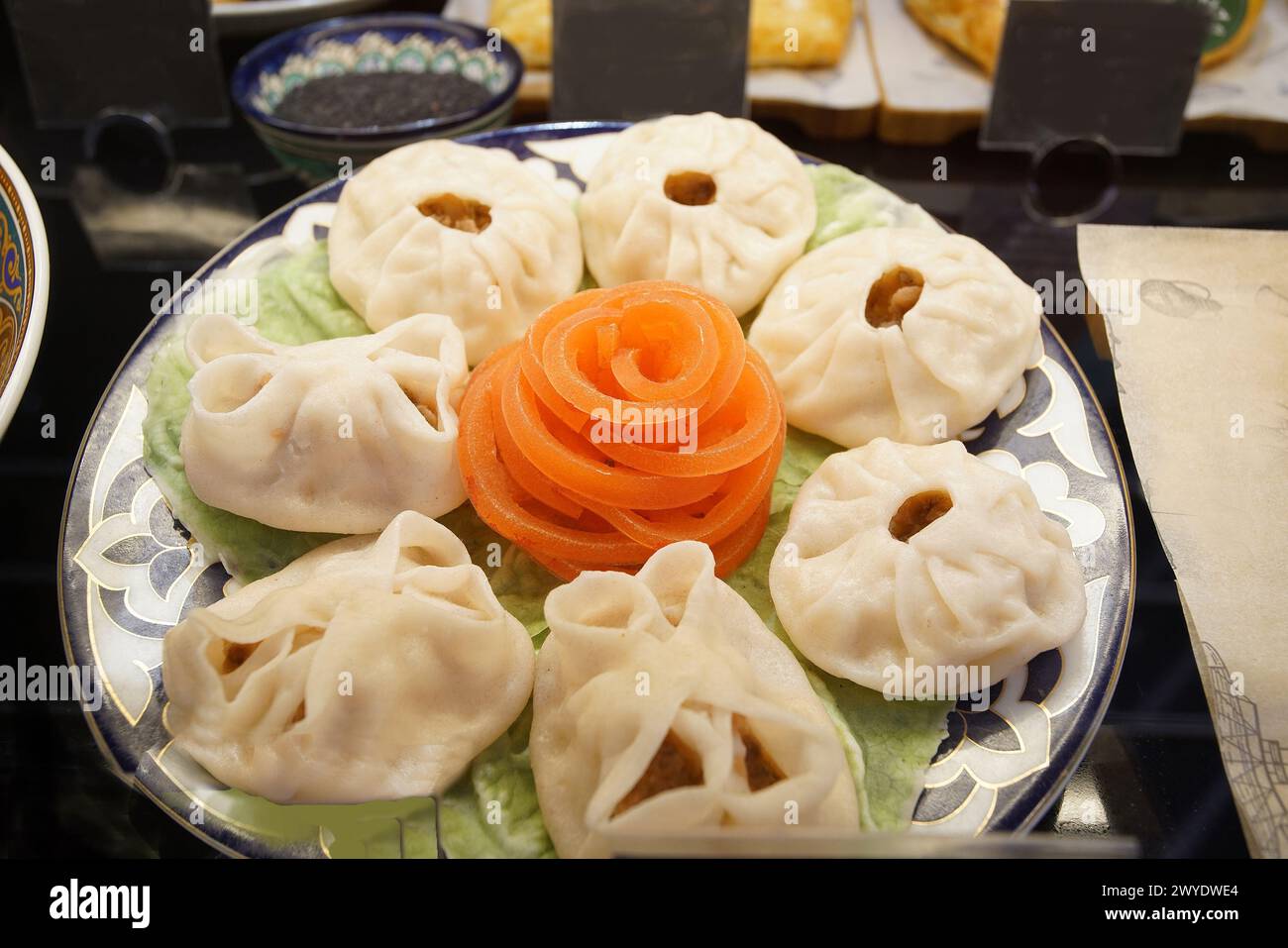 Manti ist ein pf-Knödel, der in der türkischen und zentralasiatischen Küche, aber auch in Westasien, Südkaukasus und den Balkanen im Café Istan zu finden ist Stockfoto