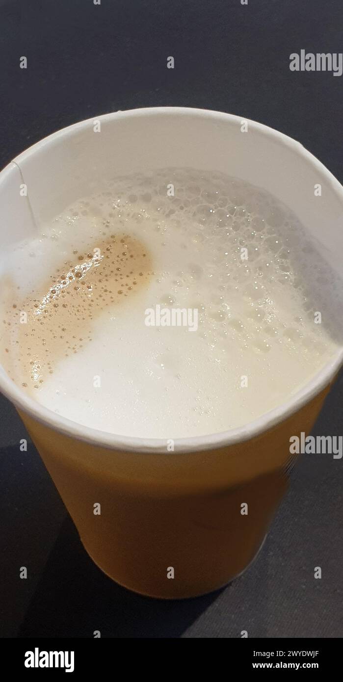 Kaffee vom Selbstbedienungsautomat in einem beliebten Busbahnhof der Hafenbehörde nach New York in Papierform. Fantastischer Capuccino in einer Pappschale! Stockfoto