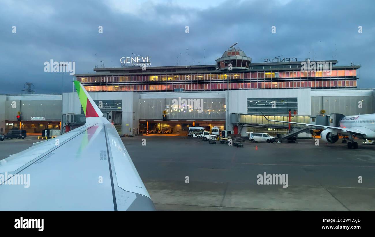 Genf, Schweiz, 15. Januar 2024. Das Abendlicht fällt auf den Flughafen Genf mit geparkten und abflugbereiten Flugzeugen. Stockfoto