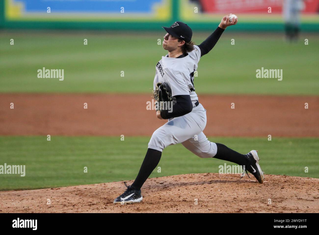 Baton Rouge, LA, USA. April 2024. Der Vanderbilt Starting Pitcher Bryce Cunningham (97) liefert während der NCAA Baseball-Action zwischen den Vanderbilt Commodores und den LSU Tigers im Alex Box Stadium, Skip Bertman Field in Baton Rouge, LA, ein Pitch auf die Platte. Jonathan Mailhes/CSM/Alamy Live News Stockfoto