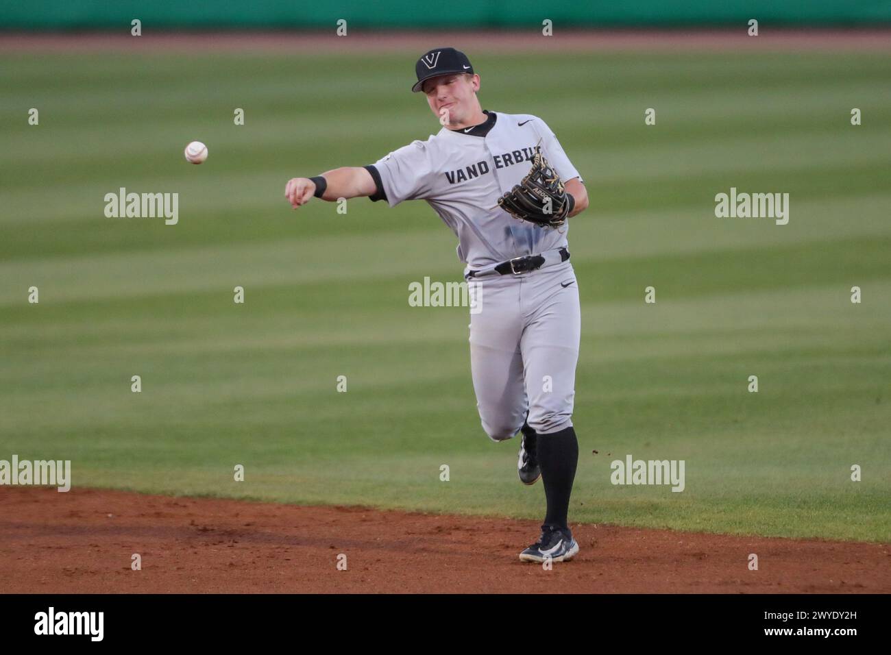 Baton Rouge, LA, USA. April 2024. Vanderbilts zweiter Baseman Jayden Davis (3) macht einen Wurf zur ersten Baseballbasis während der NCAA Baseball-Action zwischen den Vanderbilt Commodores und den LSU Tigers im Alex Box Stadium, Skip Bertman Field in Baton Rouge, LA. Jonathan Mailhes/CSM/Alamy Live News Stockfoto