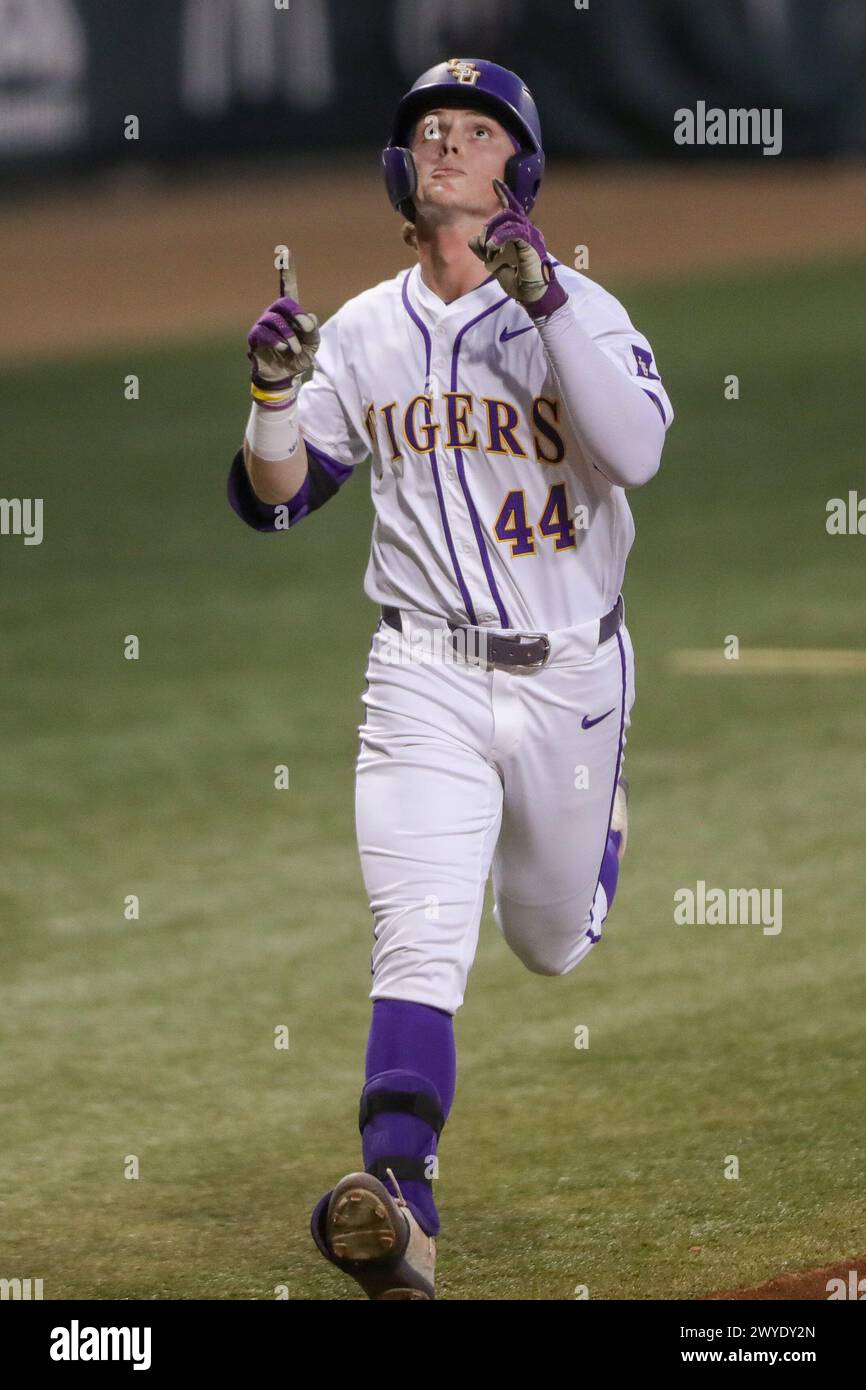 Baton Rouge, LA, USA. April 2024. Ashton Larson (44) feiert nach einem Homerun während der NCAA Baseball-Action zwischen den Vanderbilt Commodores und den LSU Tigers im Alex Box Stadium, Skip Bertman Field in Baton Rouge, LA. Jonathan Mailhes/CSM/Alamy Live News Stockfoto