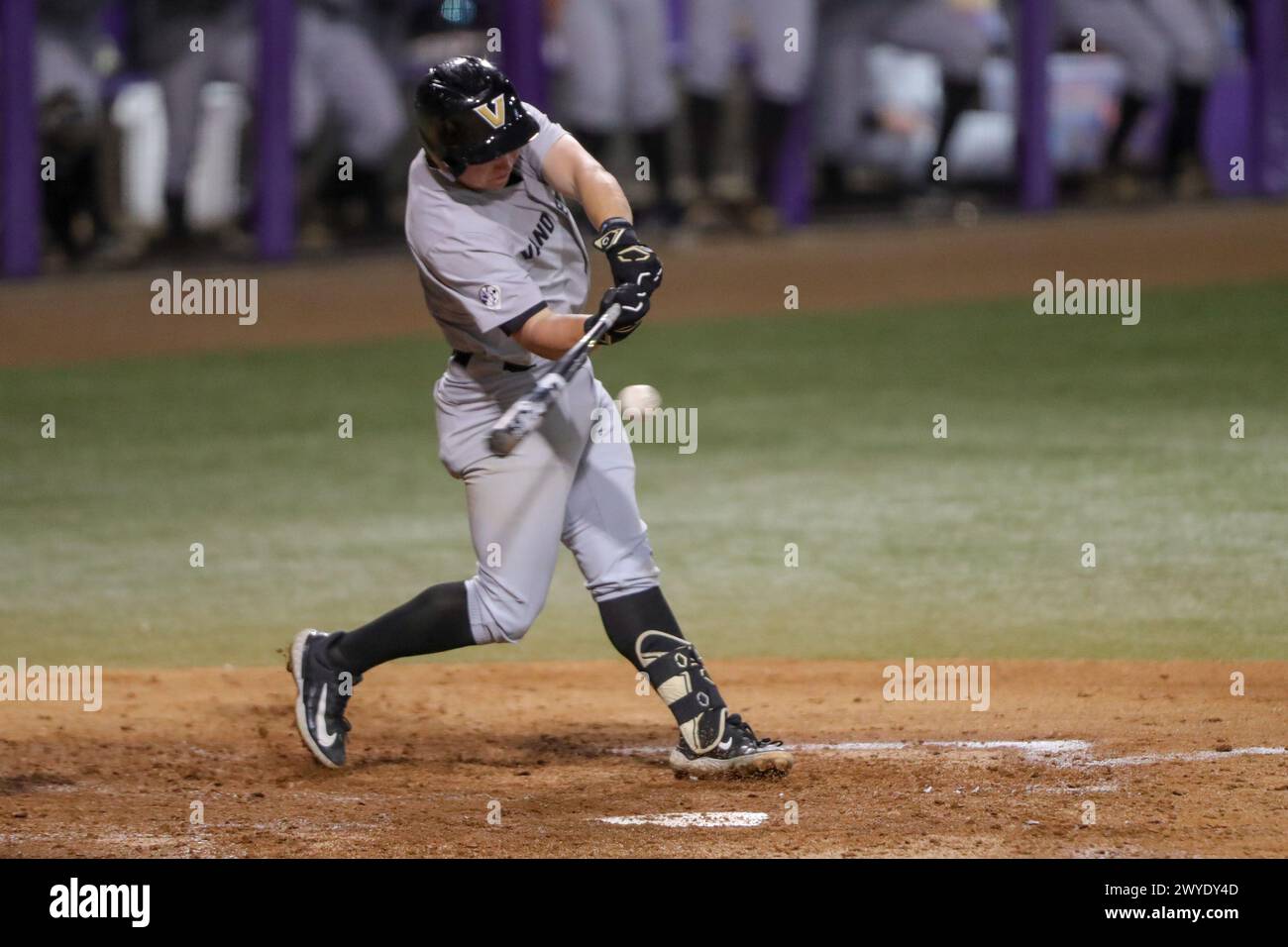 Baton Rouge, LA, USA. April 2024. Vanderbilts Jayden Davis (3) treibt den Baseball an, um im Alex Box Stadium, Skip Bertman Field in Baton Rouge, LA, einen Hit bei der NCAA Baseball-Action zwischen den Vanderbilt Commodores und den LSU Tigers zu erzielen. Jonathan Mailhes/CSM/Alamy Live News Stockfoto