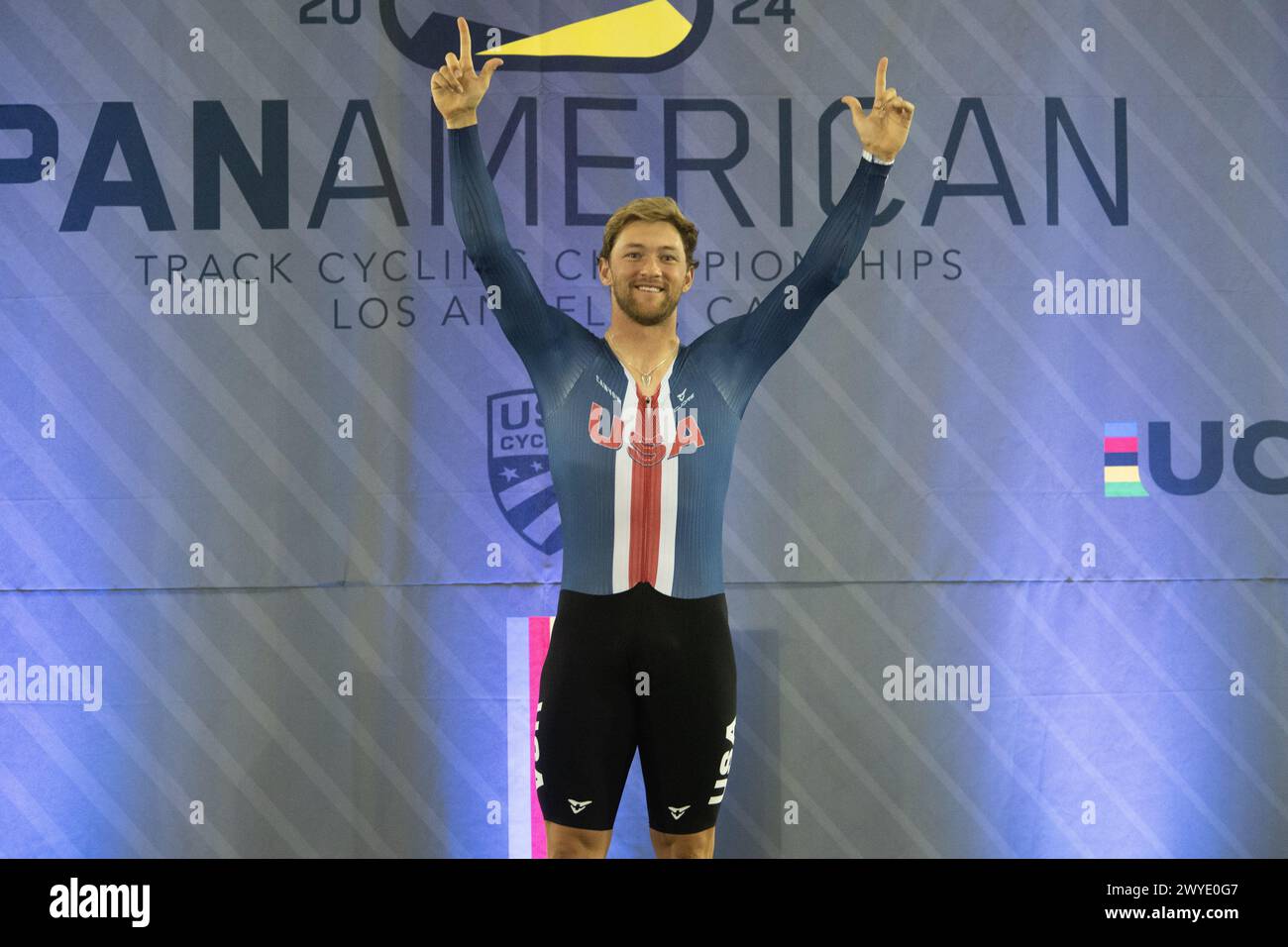 Los Angeles, Kalifornien, USA. April 2024. Anders Johnson von den Vereinigten Staaten, Gewinner der Goldmedaille in der individuellen Verfolgung der Männer, auf dem Podium. Quelle: Casey B. Gibson/Alamy Live News Stockfoto