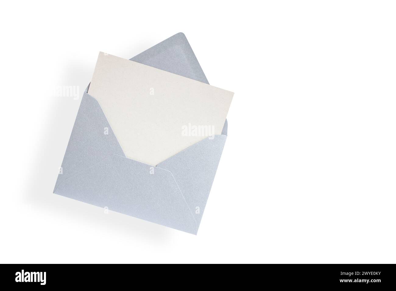 Geöffneter silberner Umschlag mit auftauchender grauer Karte, isoliert auf weiß Stockfoto