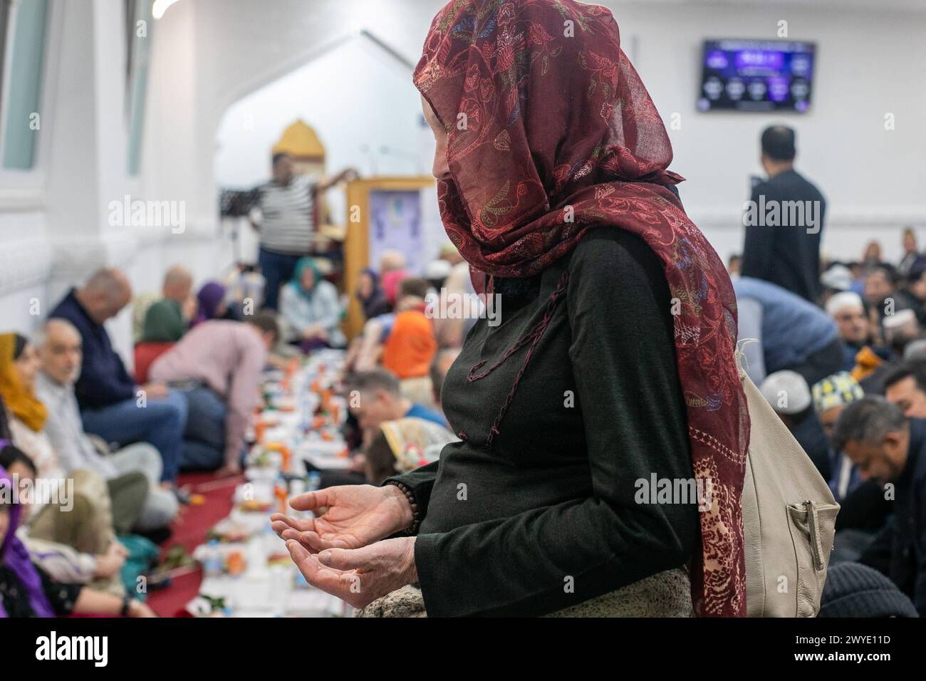 Madrid, Spanien. April 2024. Eine Frau betet vor iftar in einer Moschee in Madrid. Tage der offenen Tür und Abendessen, die von der Valiente Bangla Association während des Ramadan veranstaltet werden. Gefeiert in der Moschee „Baitul Mukarram“ im Madrider Stadtteil Lavapiés. (Foto: David Canales/SOPA Images/SIPA USA) Credit: SIPA USA/Alamy Live News Stockfoto