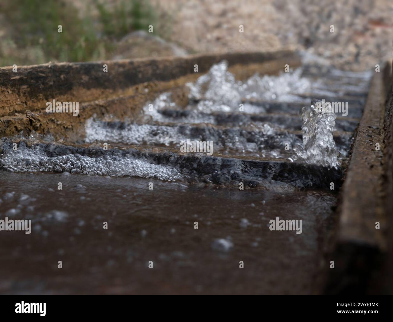 Wasser fließt eine alte Holztreppe hinunter. Wird bei der Goldwäsche im Sovereign Hill Open Air Museum in der Goldminenstadt Ballarat verwendet Stockfoto