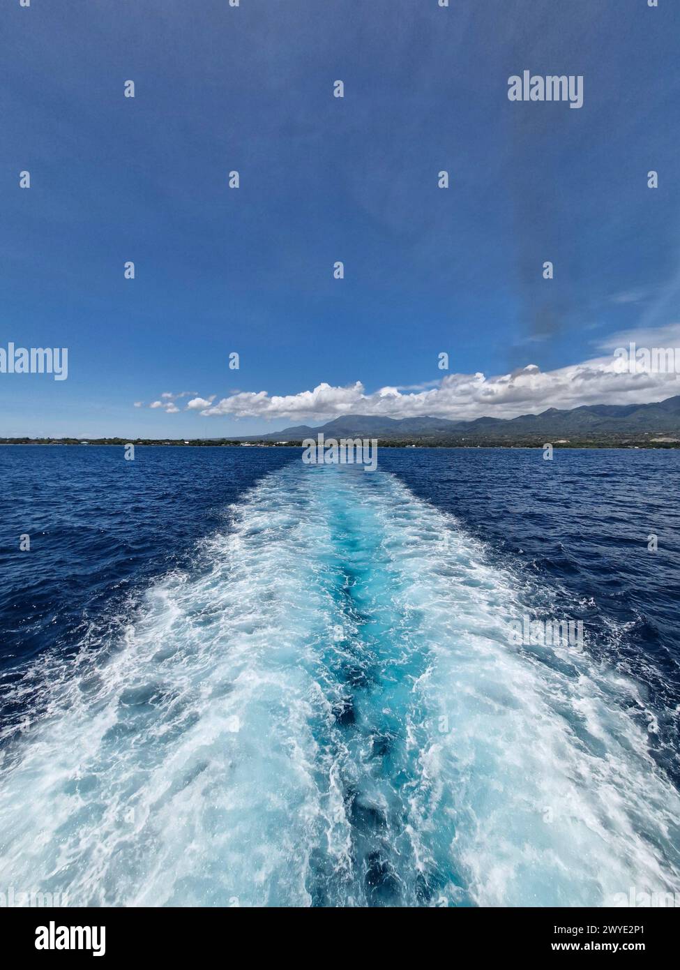 Auf Negros Island, Philippinen, wird ein Boot vom Wasser aus gesehen Stockfoto