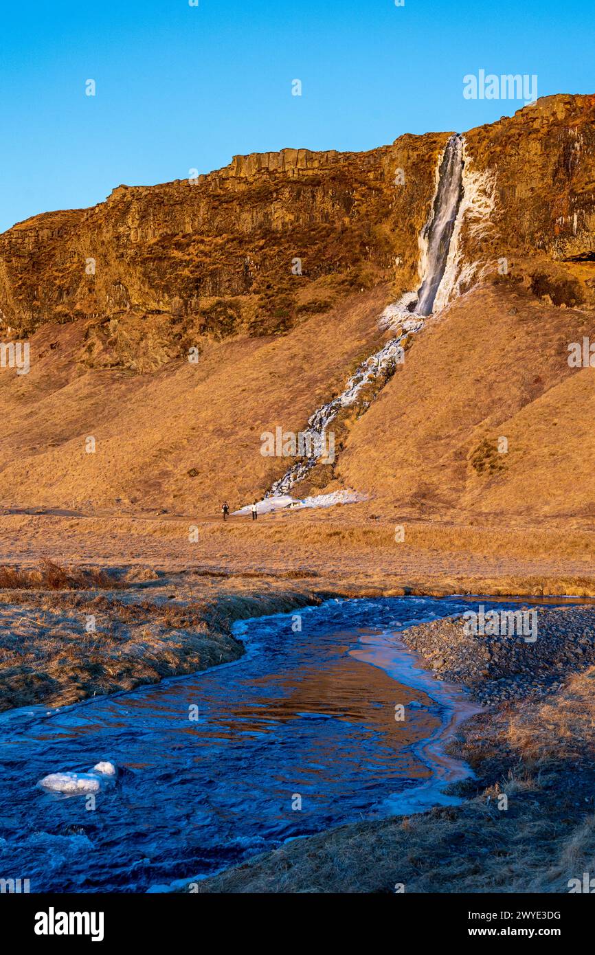 Schnee und Eis am Seljalandsfoss Wasserfall in island Stockfoto