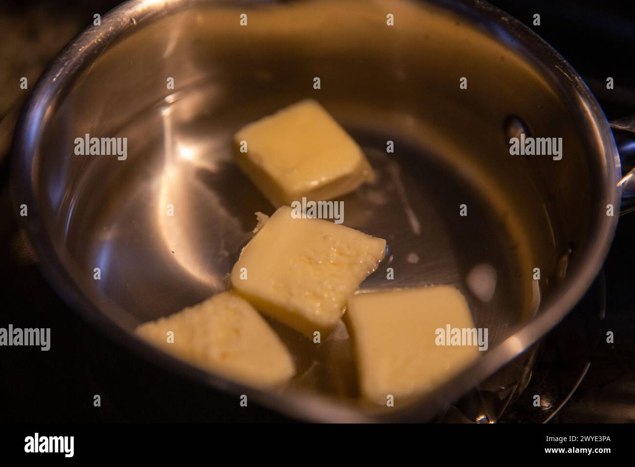Wasser mit Butter zum Kochen Stockfoto