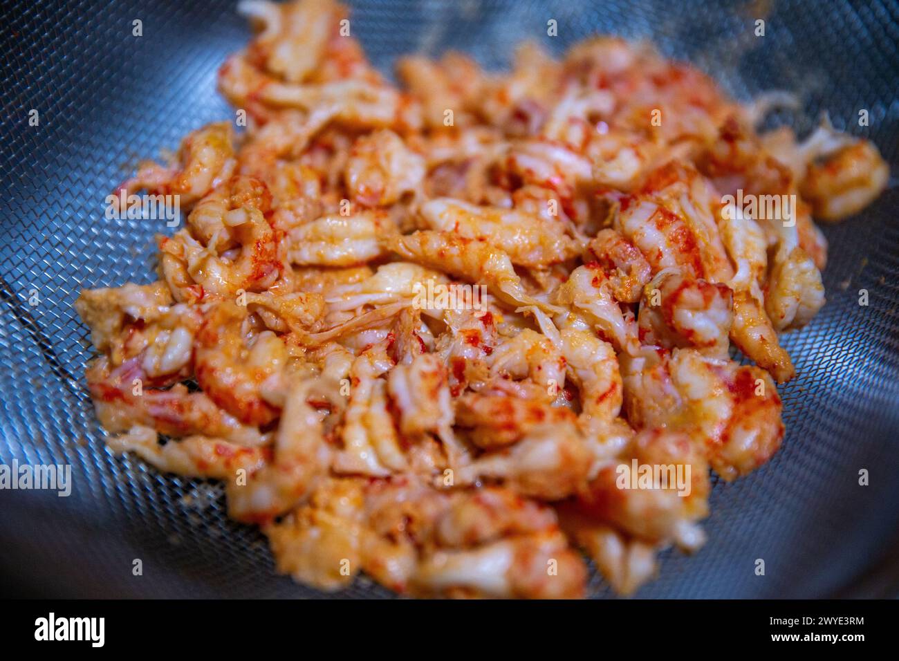 Haufen von Krabbenschwänzen wird belastet Stockfoto