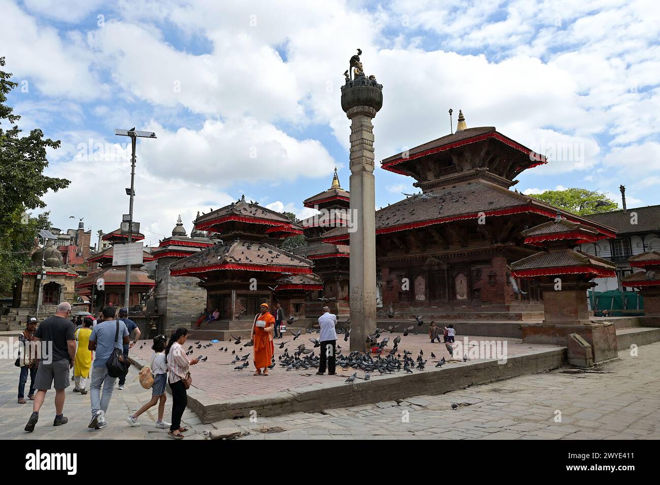 Jagannath Krishna Tempel, eines der ältesten Denkmäler auf Hanuman Dhoka Durbar Platz, Kathmandu und König Pratap Malla Säule, UNESCO-Weltkulturerbe Stockfoto