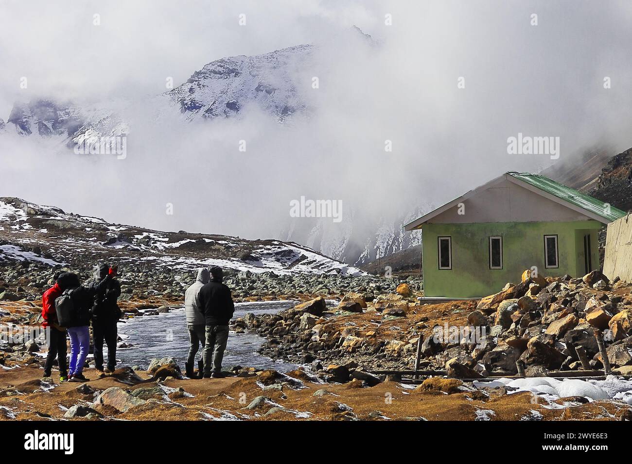 Abenteuerreisen wie Wandern, Trekking, Bergsteigen, Camping, Rucksacktouren werden immer beliebter und die himalaya Berge sind der beste Ort für alle diese Stockfoto