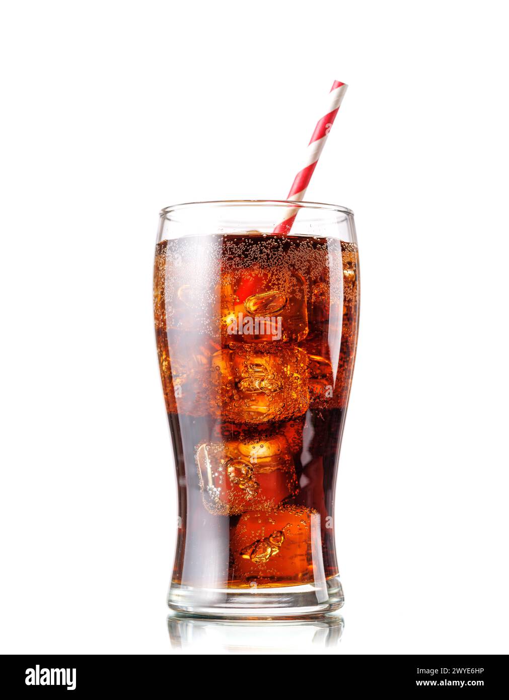 Cola mit Eis in Glas isoliert auf weißem Hintergrund Stockfoto