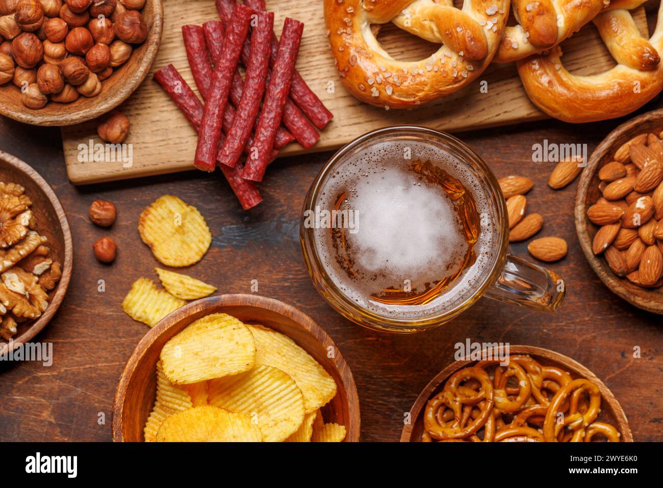 Verschiedene Bierstände: Chips, Nüsse, Brezeln. Verschiedene Optionen für Erfrischungen Stockfoto