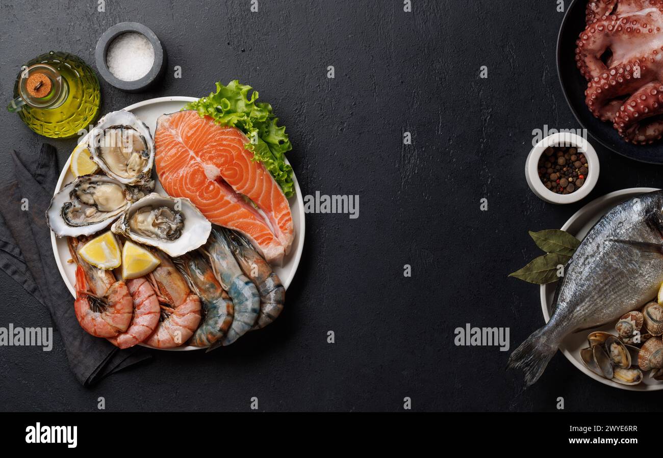 Meeresfrüchte-Platte Delight: Garnelen, Lachs, Austern In Hülle Und Fülle. Flache Ladefläche mit Kopierraum Stockfoto