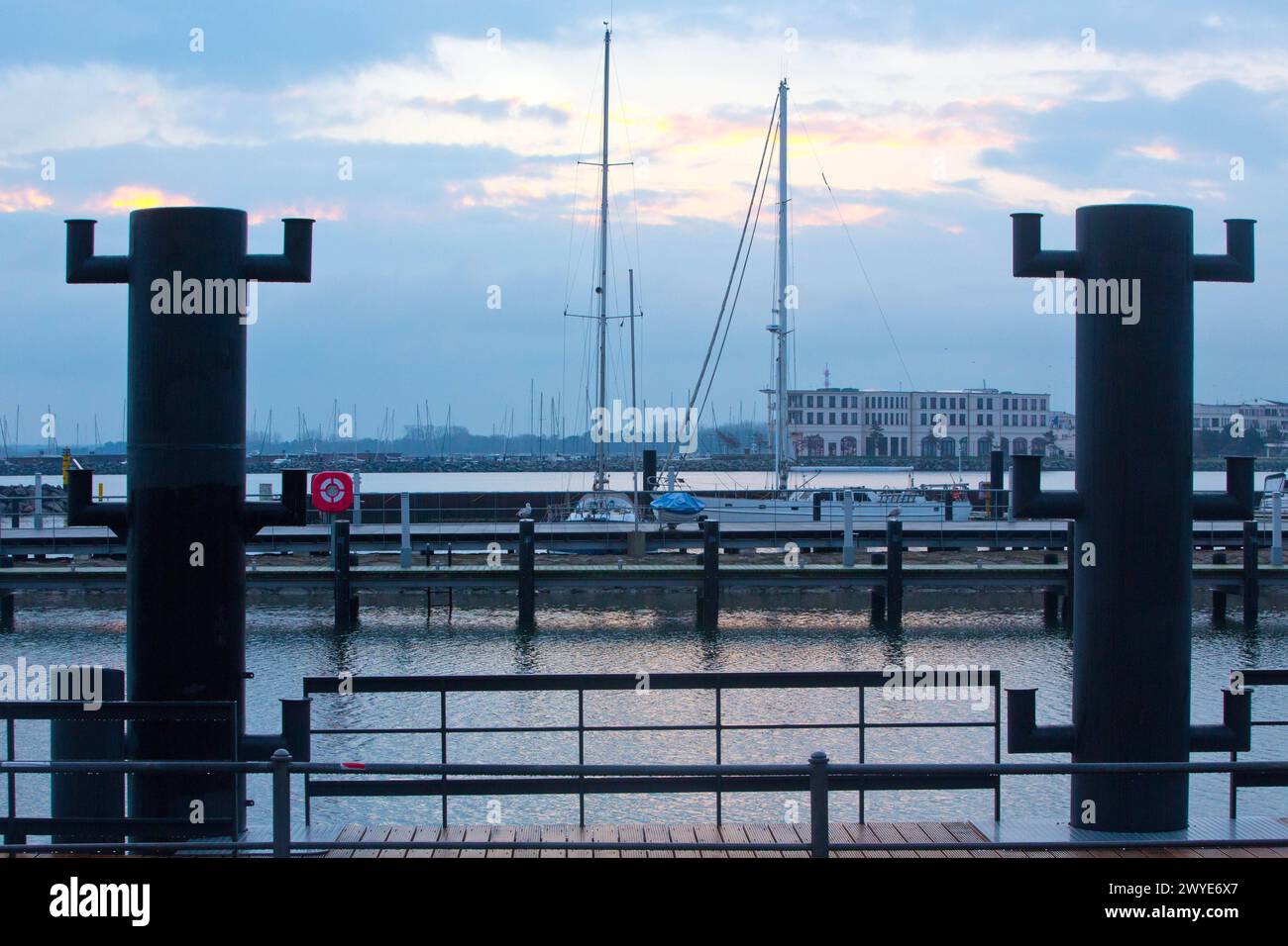 Blick am Donnerstag 04.04.2024 in Warnemünde, ein Ortsteil der Hanse- und Universitätsstadt Rostock, auf den sanierten Anleger für den Seenotrettungskreuzer Arkona im Morgenlicht. In dem Ostseebad wurde in den zurückliegenden Monaten der Liegeplatz für das Rettungsschiff saniert. Augenscheinlich sieht es derzeit so aus, dass der Kreuzer bald wieder an seinen Stammlatz zurückkehren wird. DERZEIT liegt er noch andernorts am Alten Strom. *** Blick am Donnerstag, 04 2024 in Warnemünde, einem Bezirk der Hanse- und Universitätsstadt Rostock, auf den renovierten Bootssteg für den Rettungskreuzer Arkona i Stockfoto