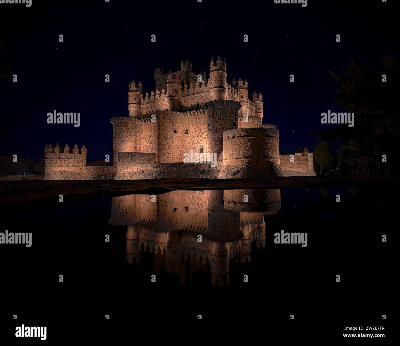 Die Burg Guadamur wurde in mehreren Bauphasen errichtet, die erste um 1470 und die zweite um 1520. Sie wurde auf Befehl des Grafen von Fuensalida errichtet Stockfoto