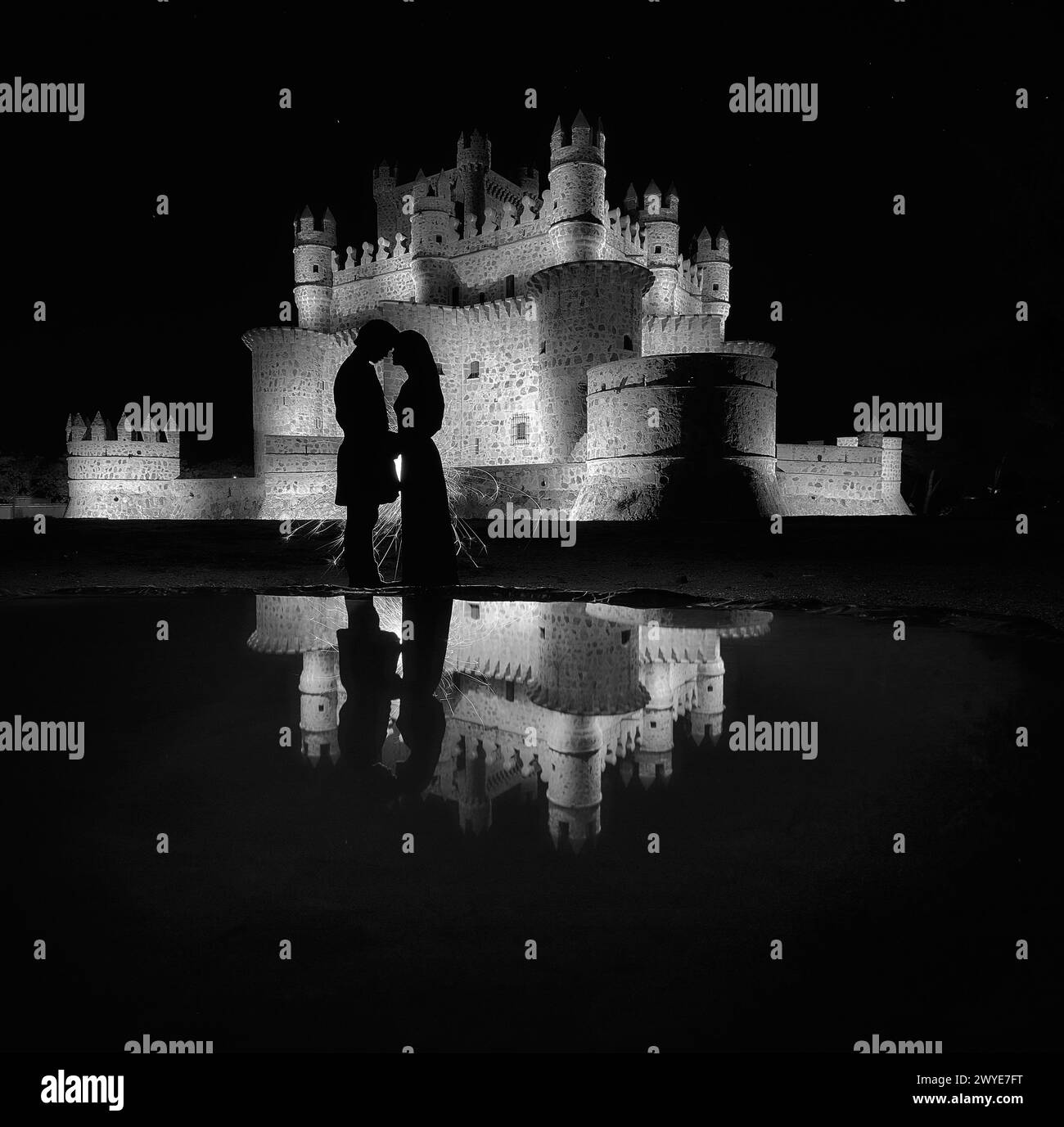 Burg Guadamur die Burg Guadamur wurde in mehreren Bauphasen errichtet, die erste um 1470 und die zweite um 1520. Sie wurde auf Befehl des Grafen errichtet Stockfoto