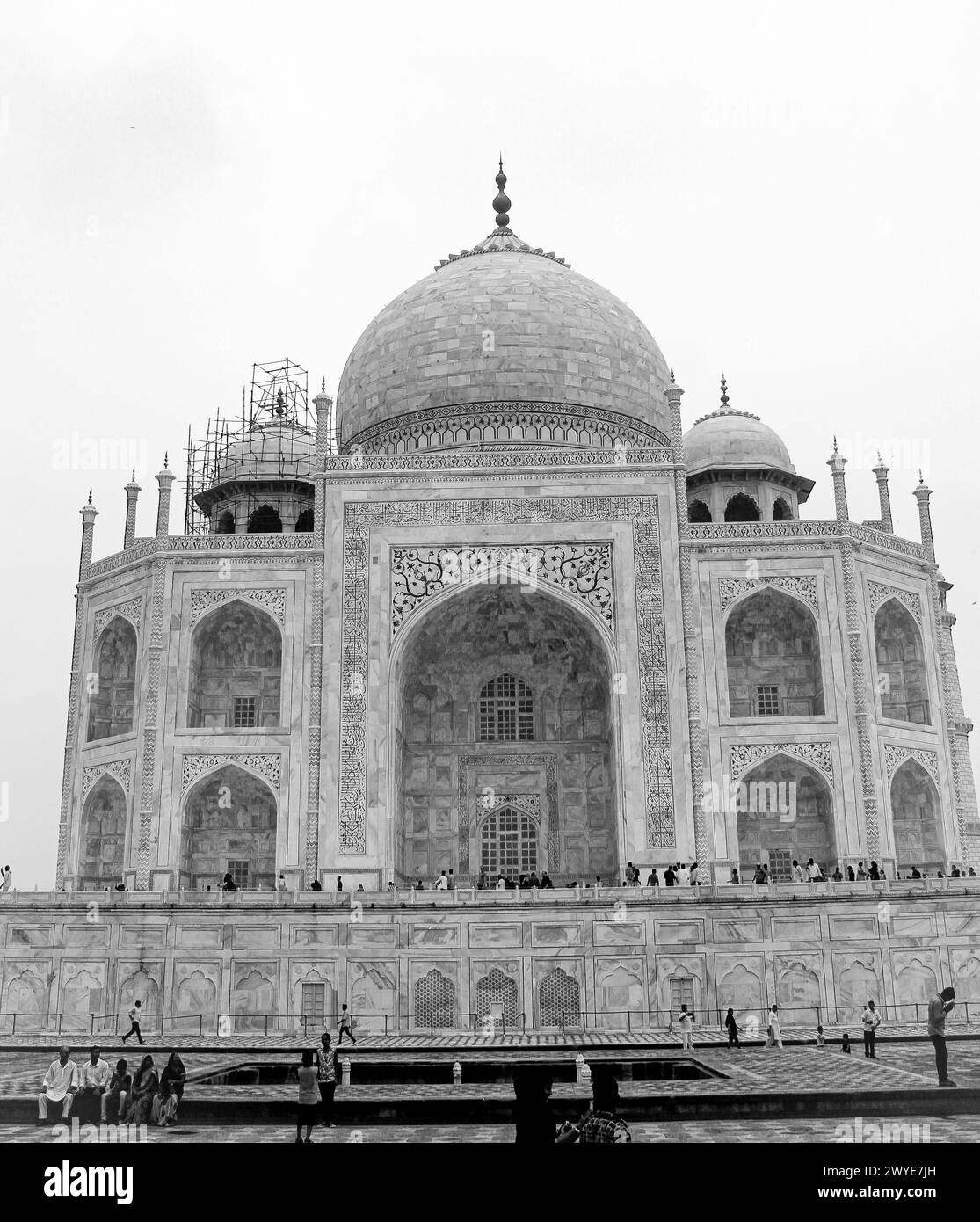 Taj Mahal, Schwarzweißfoto des Taj Mahal von der rechten Fassade des Denkmals Stockfoto