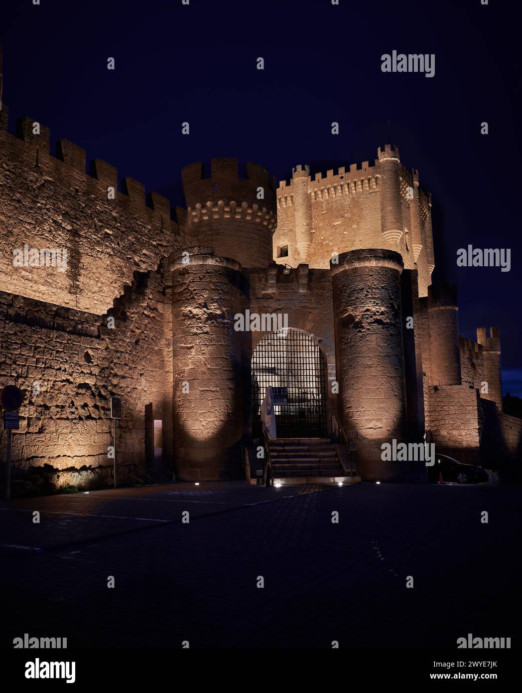 Die Burg Peñafiel ist eine Burg in der Stadt Peñafiel (Castilla y León, Spanien) in Valladolid, die auf einem langen, schmalen Hügel steht, der ihr den Rücken gibt Stockfoto