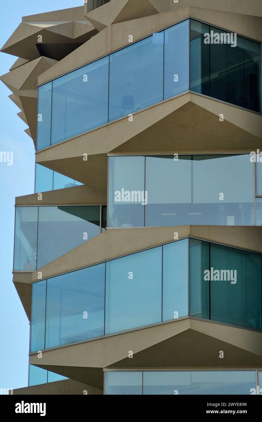 - Struktur in Spanien mit Beton- und Glasbalkonen, die einen modernen Ansatz in der architektonischen Gestaltung und Integration in die Umgebung von Tarragona zeigen Stockfoto