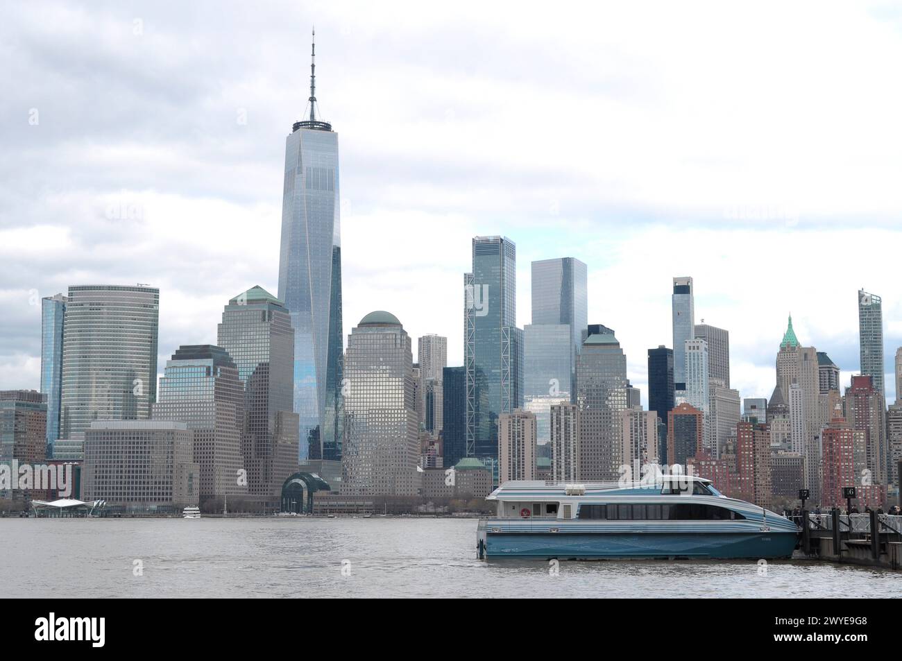 Eine Fähre liegt am Hudson River, während die Skyline von New York City und das One World Trade Center im Hintergrund von Jersey City aus gesehen werden. Am Morgen des 5. April wurden New York City und New Jersey nach Angaben des United States Geological Survey von einem Erdbeben der Stärke 4,8 heimgesucht. Die Regierungsbehörde sagte, dass das Erdbeben auch in Philadelphia und Boston zu spüren sei. Es gab keine Berichte über erhebliche Schäden in New York oder New Jersey. (Foto: Jimin Kim/SOPA Images/SIPA USA) Stockfoto