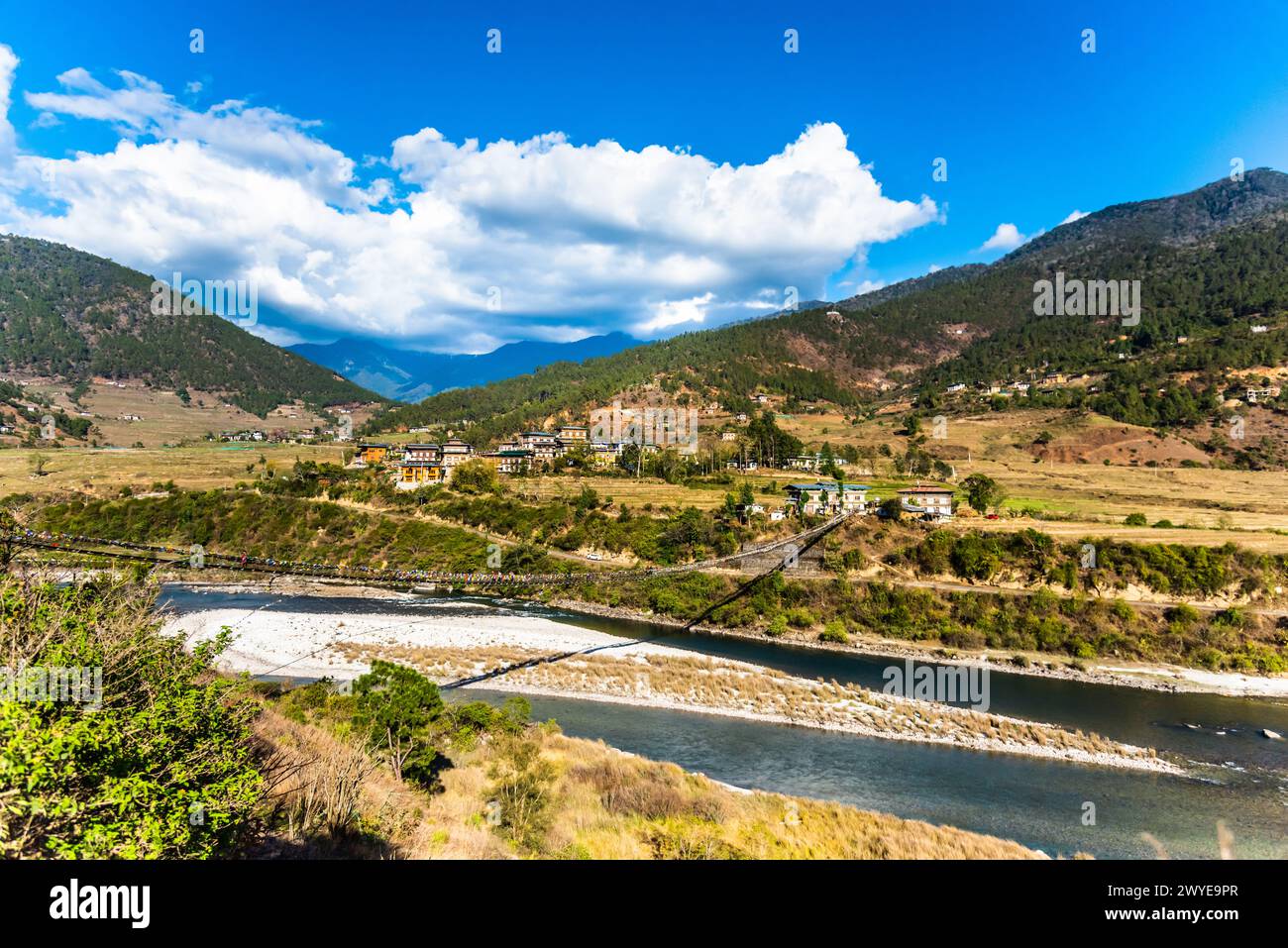 Die Punakha Hängebrücke am Punakha Dzong in Bhutan. Stockfoto
