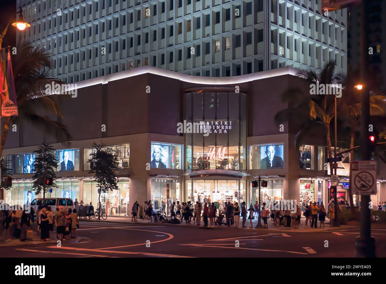 Honolulu Hawaii USA 14. Okt. 2016 „Vibrierende Nightscape: Inmitten der Hektik von Waikikis Geschäftsviertel tauchen die Menschen in die V Stockfoto