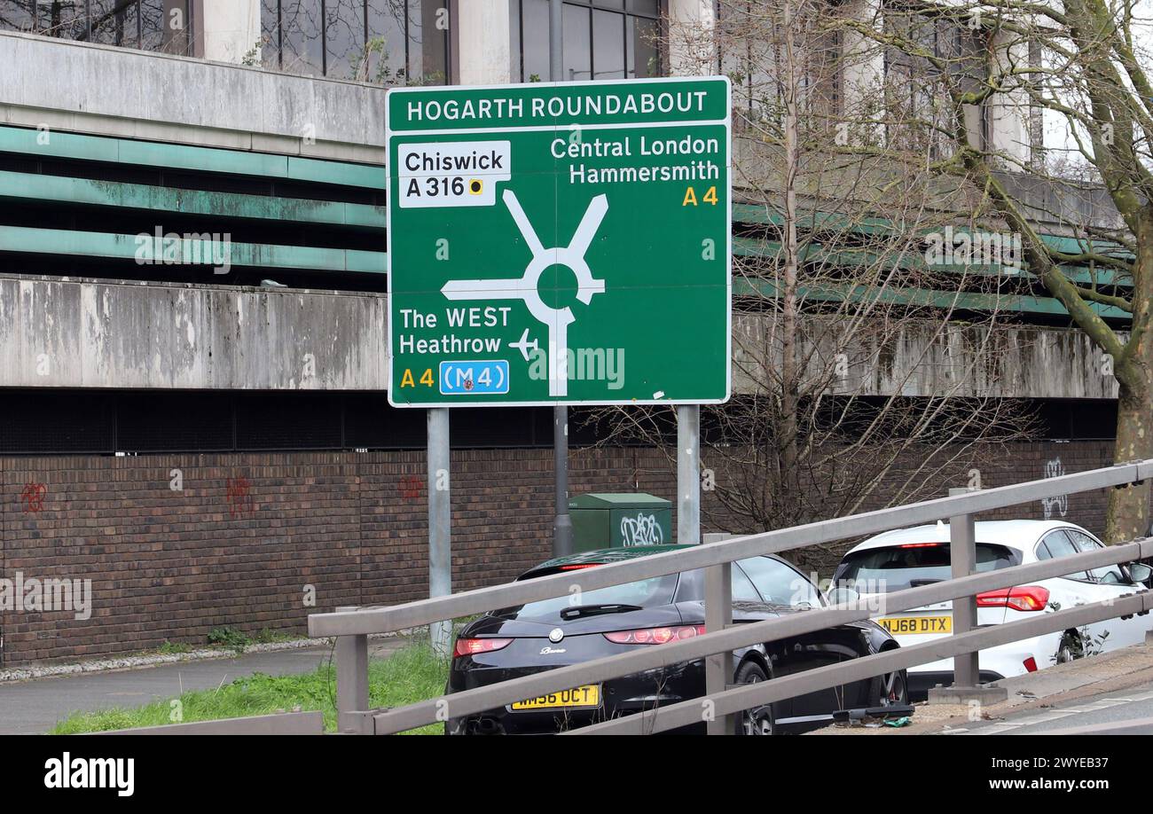 Wegweiser auf der A4. Hogarth Kreisverkehr, Chiswick, West London. Stockfoto