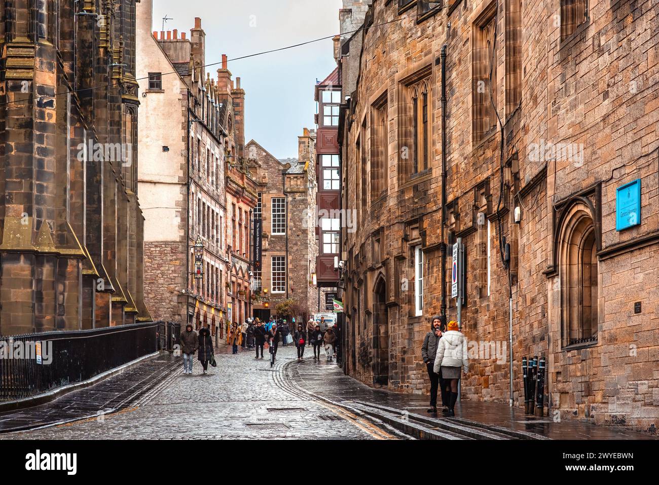 Edinburgh, Schottland - 22. Januar 2024: Die enge Kopfsteinpflasterstraße von Castlehill, die zwischen alten Gebäuden in Richtung Edinburgh Castle führt Stockfoto