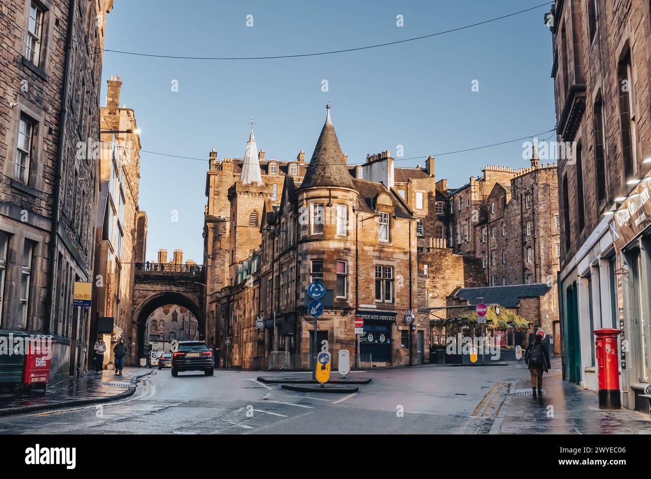 Edinburgh, Schottland - 22. Januar 2024: Ein altes viktorianisches Gebäude am Cowgatehead in der Altstadt von Edinburgh Stockfoto