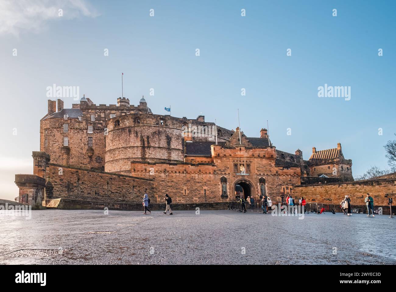 Edinburgh, Schottland - 22. Januar 2024: Die Vorderseite von Edinburgh Castle an einem sonnigen Tag Stockfoto