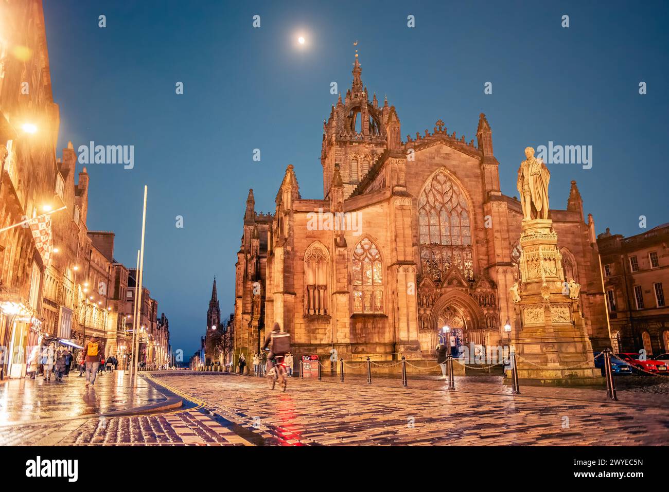 Edinburgh, Schottland - 22. Januar 2024: St. Giles Cathedral (die High Kirk von Schottland) bei Nacht unter dem Mond Stockfoto