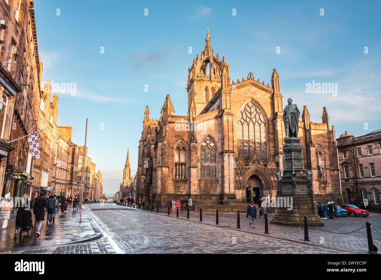 Edinburgh, Schottland - 22. Januar 2024: St Giles Cathedral (die High Kirk von Schottland) fängt die letzten goldenen Sonnenstrahlen vor einem blauen Himmel Stockfoto