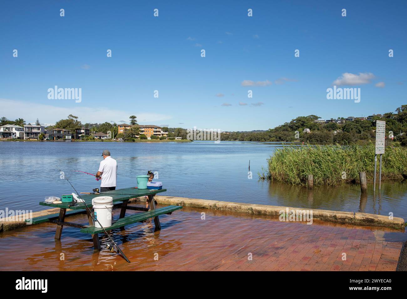 Angeln auf dem See, Familien und Kinder Angeln Fangen von Fischen im Narrabeen Lagune Lake, Sydney, NSW, Australien Stockfoto